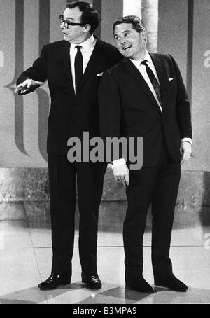 Morecambe e saggio Eric Morecambe comico Ernie Wise comico sul palco durante una routine di commedia mirrorpix Foto Stock