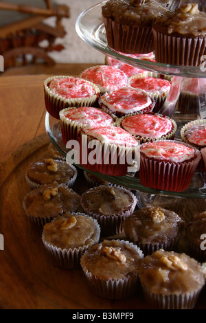 Il piano portapaziente immagine di molti di velluto rosso e il tedesco tortini di cioccolato su un vetro cupcake tier. Foto Stock