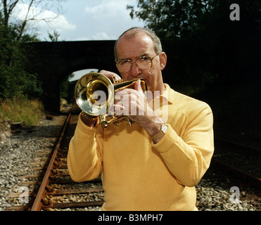 Jim Bowen il presentatore TV Bullseye Mirrorpix Foto Stock