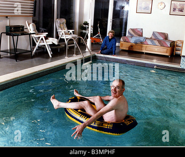 Jim Bowen il presentatore TV Bullseye a casa nella sua piscina con sua moglie Phyllis Bowen Mirrorpix Foto Stock