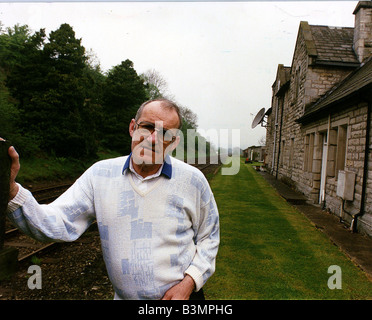 Jim Bowen il presentatore TV del Bullseye a casa Foto Stock