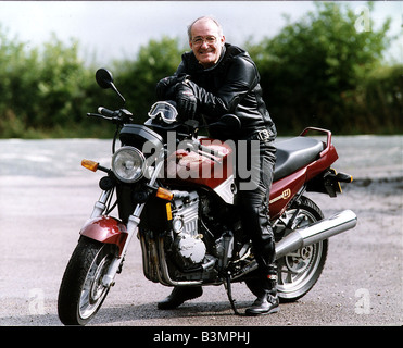 Jim Bowen il presentatore TV Bullseye a casa Foto Stock