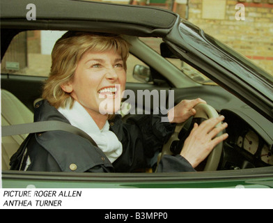 Anthea Turner il presentatore TV al di fuori di casa sua a Twickenham il sud ovest di Londra dopo essere stato bollato come insopportabile dal suo ex collega di GMTV Eamonn Holmes Foto Stock