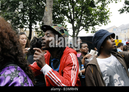 Ballare in strada laterale carnevale di Notting Hill Foto Stock