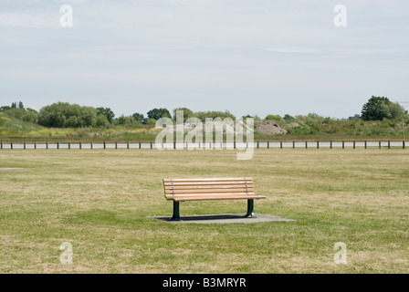 Una panchina nel parco in un campo in erba vuota si siede su una calda giornata estiva Richmond BC Canada Foto Stock