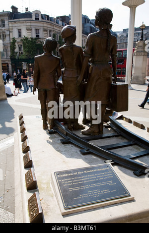 I bambini del Kindertransport memoriale da Frank Meisler, situato fuori dalla stazione di Liverpool Street, Londra, Inghilterra. Foto Stock