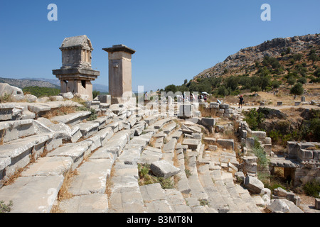 Pilastro Lycian tombe nei pressi dell'Anfiteatro in Xanthos, un antico Lycian città nel sud-ovest della Turchia moderna. Foto Stock