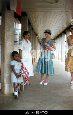 La Regina Elisabetta II su una gita reale circa 1953 Foto Stock