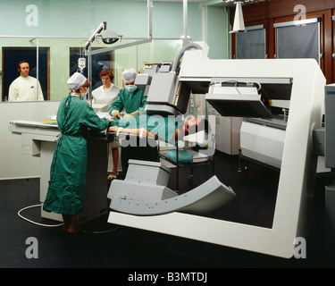 I chirurghi di eseguire una angiografia nella camera operativa Foto Stock