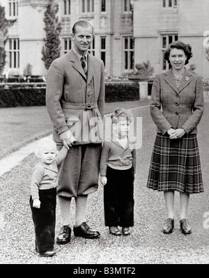 La Regina Elisabetta II con il Duca di Edimburgo, la Principessa Anna e il Principe Carlo nel 1953 - vedere la descrizione riportata sotto per i dettagli Foto Stock