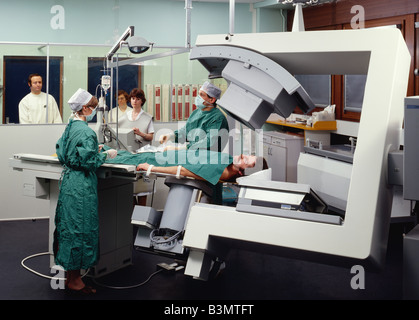 I chirurghi di eseguire una angiografia nella camera operativa Foto Stock