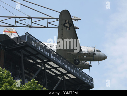 Vista esterna di tecnologia tedesca Museum di Berlino con C-47 piano dello Skytrain montate sul tetto Giugno 2008 Foto Stock