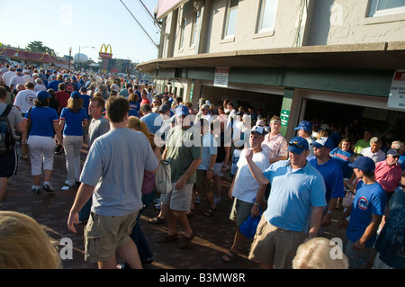 Chicago's Wrigley Field folla Foto Stock