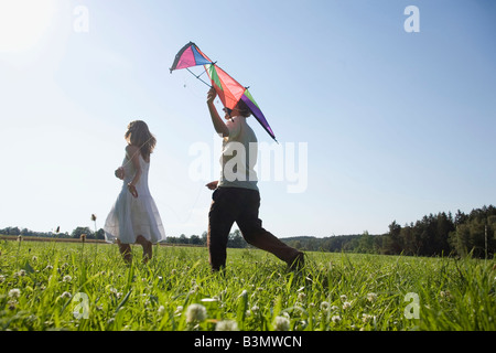 In Germania, in Baviera, coppia giovane aquiloni in Prato Foto Stock