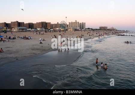 Il Coney Island Beach al tramonto del Labor Day Weekend, non ufficiale di ultimo giorno di estate. ©Stacy Rosenstock Walsh/Alamy Foto Stock