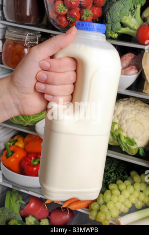 Prendendo il latte dal frigorifero Foto Stock