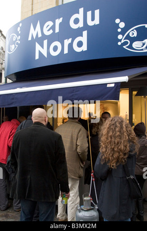 Street front restaurant "er du Nord' serventi cucinati freschi frutti di mare direttamente ai clienti permanente, Bruxelles Belgio Foto Stock