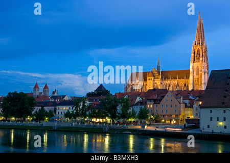 Deutschland, Bayern, Regensburger Dom bei Nacht, Danubio e Saint Peters cattedrale, Regensburg, Germania Foto Stock