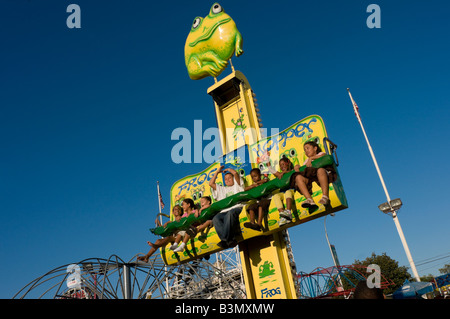 Bambini ride su la rana tramoggia a Astroland a Coney Island Foto Stock