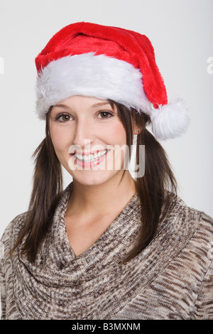 Giovane donna indossa Santa Claus hat, ritratto Foto Stock