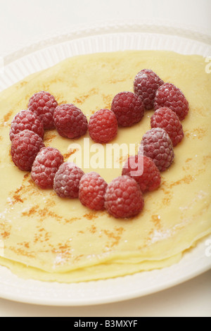 Pancake con lamponi, a forma di cuore, close-up Foto Stock