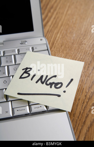 Nota adesiva su laptop dicendo "Bingo" Foto Stock