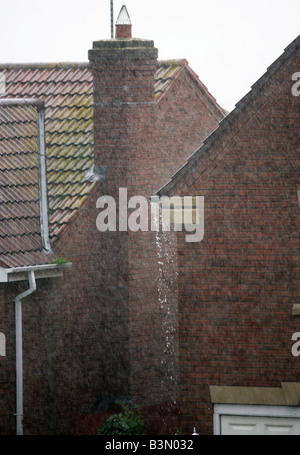 Travasi di acqua piovana dalla grondaia su una casa moderna in Redditch WORCESTERSHIRE REGNO UNITO Foto Stock