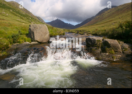 Il Glenrosa acqua in Glen Rosa, Isle of Arran, North Ayrshire, in Scozia, Regno Unito. Vista verso la Cir Mhor. Foto Stock