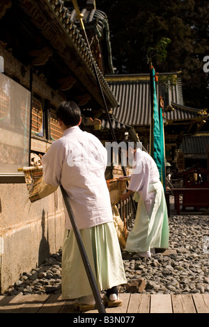 Lo Shintoismo sacerdoti partecipare ai loro doveri al Santuario Toshogu in Nikko, Giappone. Foto Stock