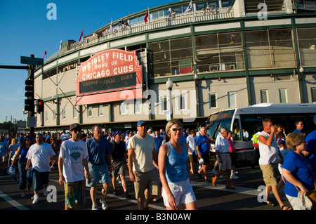 Chicago's Wrigley Field storico segno al neon con ventole lasciando ball park dopo una partita Foto Stock