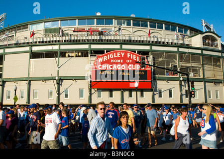 Chicago's Wrigley Field folla lasciando ball park dopo Cubs game Foto Stock