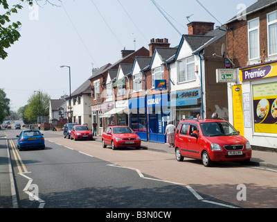 Una fila di negozi e la strada principale attraverso la foresta cittadina in Mansfield, Nottinghamshire England Regno Unito Foto Stock