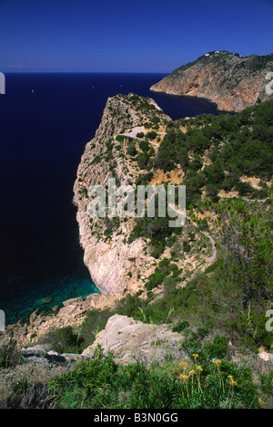 La costa vicino a Portixol sulla costa di Ibiza nel Mediterraneo Foto Stock