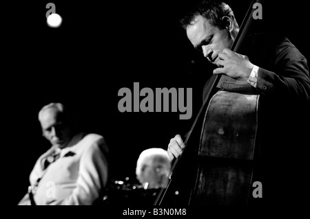 Sir John Dankworth esegue con suo figlio, Alec, a Brecon Jazz Festival 2008 Foto Stock