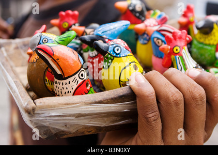 Una selezione di oggetti di ceramica knick knacks essendo venduto da un ragazzo in Granada Nicaragua Foto Stock