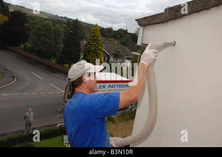 Installazione di parete di cavità di isolamento in una casa privata in Bovey Tracey Devon Foto Stock