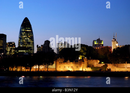 Vista notturna di office biuldings e Tower Hill castle London Thames Foto Stock