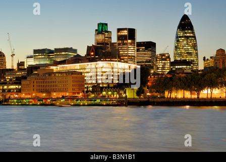 Il fiume Tamigi di Londra. Vista notturna Foto Stock