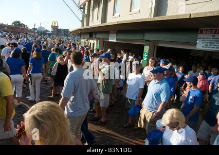 Chicago's Wrigley Field folla Foto Stock