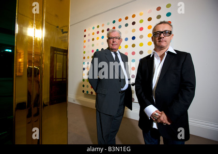 Artista Damien Hirst con il suo business manager Frank Dunphy nella foto con alcune delle sue opere. Foto Stock