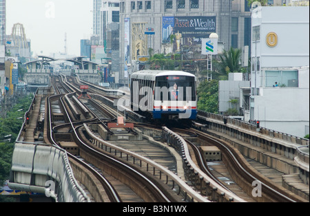 La ferrovia urbana sistema stazione BTS dello sky train di Bangkok Foto Stock