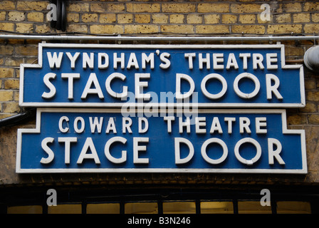 Stadio di segno della porta al di fuori del Wyndham's e vigliacco teatri di West End di Londra Foto Stock