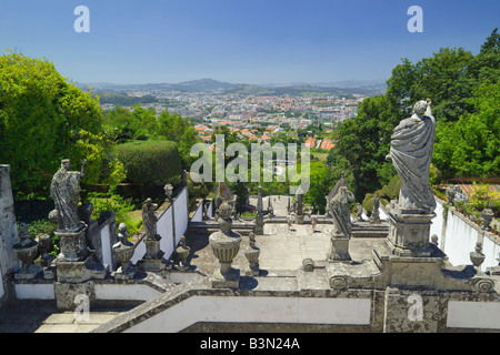 Il Portogallo, Costa Verde Minho distretto , Braga, statue sulla scalinata a Bom Jesus monumento Foto Stock