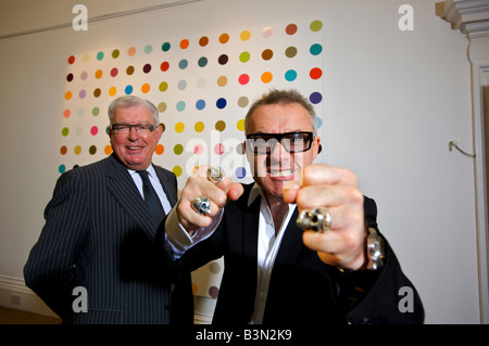 Artista Damien Hirst con il suo business manager Frank Dunphy nella foto con alcune delle sue opere. Foto Stock