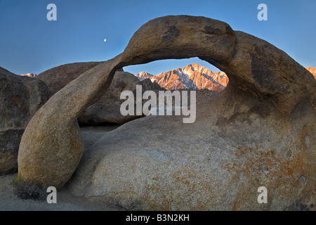 Snow capped Lone Pine picco come visto attraverso la roccia arch. Foto Stock