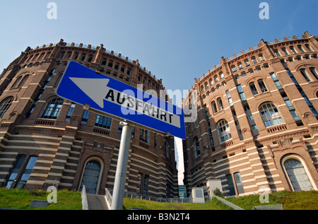 Ausfahrt uscita segno esterno storico rinnovato gasometro in Simmering Vienna Austria Foto Stock