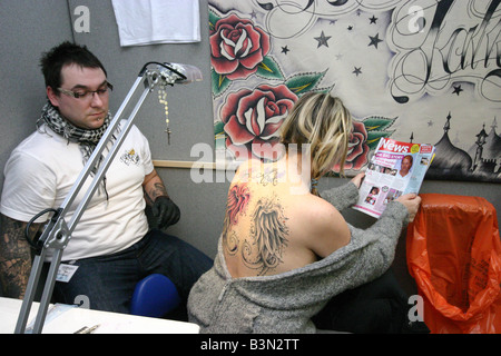 Donna con un tatuaggio fatto a Londra tattoo convention Foto Stock