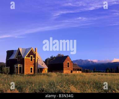 Abbandonato homestead e Wallowa montagne vicino a metà strada Oregon Foto Stock