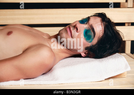 Uomo relax nella sauna Foto Stock