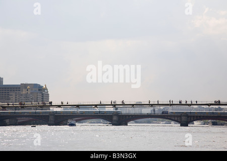 Guardando ad ovest fino al Fiume Tamigi verso il Millennium Bridge e Blackfriars bridge oltre a Londra, Inghilterra. Foto Stock